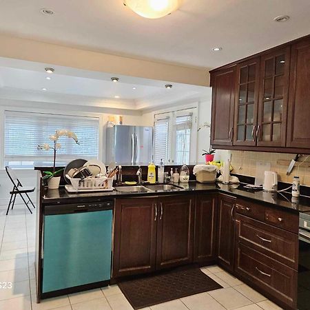 Beautiful Room At Yonge And Sheppard And North York Centre Toronto Exterior foto